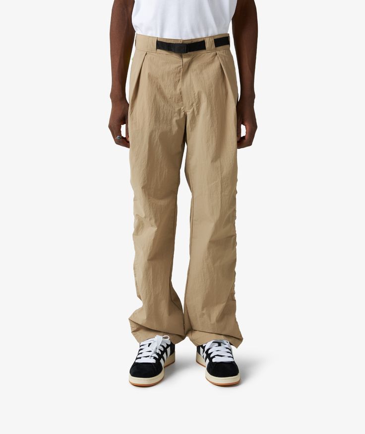 Founded in 1922, Dickies is a well-known American workwear brand with a rich history of providing durable and high-quality clothing. Introducing the TDC Oversized 874 Pants in beige for Fall/Winter 2024. These pants are a modern take on the classic Dickies 874 style, known for its timeless design and superior craftsmanship. The oversized fit adds a contemporary twist, making them a must-have for the upcoming season. Perfect for adding a touch of effortless cool to any outfit, these beige pants a 874 Pants, Beige Hose, Urban Apparel, Workwear Brands, Dickies 874, American Workwear, Balloon Pants, Knee Pants, Beige Pants