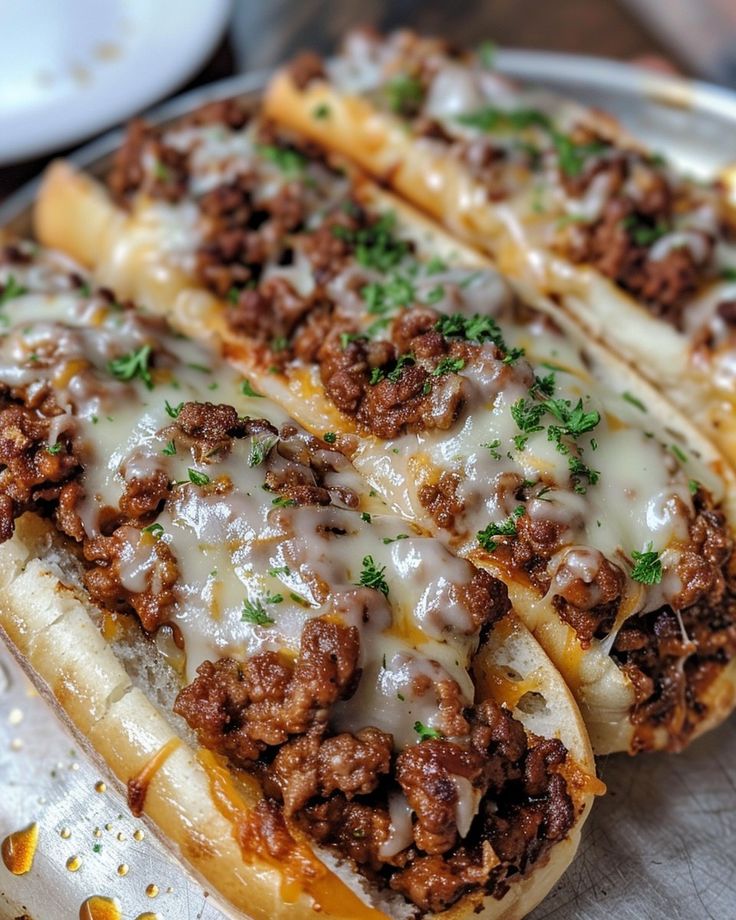 CHEESY GARLIC BREAD SLOPPY JOES 🧀 Ingredients: 1 lb ground beef 1 small onion, diced 2 cloves garlic, minced 1 cup tomato sauce 1/4 cup ketchup 1 tbsp Worcestershire sauce 1 tbsp brown sugar 1/2 tsp salt 1/4 tsp black pepper 1/4 tsp red pepper flakes (optional) 1/2 cup shredded cheddar cheese 1/2 cup shredded mozzarella cheese 4 slices of garlic bread, toasted 2 tbsp butter, melted 1 tbsp fresh parsley, chopped (for garnish) Directions: Step 1: Cook the Beef I... Bread Meals Ideas, Garlic Bread Sloppy Joes, Home Made Meals, Cheesy Food, Bread With Cheese, Good Recipes, Butter Bread, Cheesy Garlic Bread, Food Babe