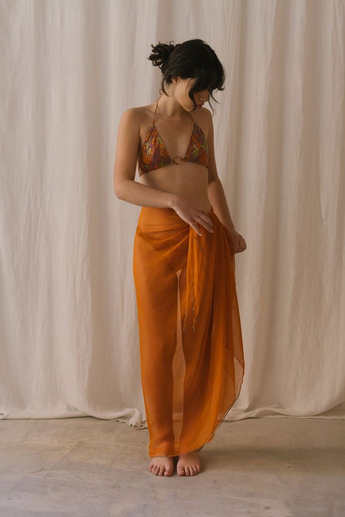 Orange semi-transparent pareo with aqua green trim.
With cuts at the ends that by tying them become two sleeves to use as a dress.
Made in silk.
Comfortable, fresh and light. Color Verde Agua, Burgundy Background, Winter Pajamas, Winter Set, Summer Set, Triangle Top, Summer Beach Wear, Aqua Green, Leaf Print