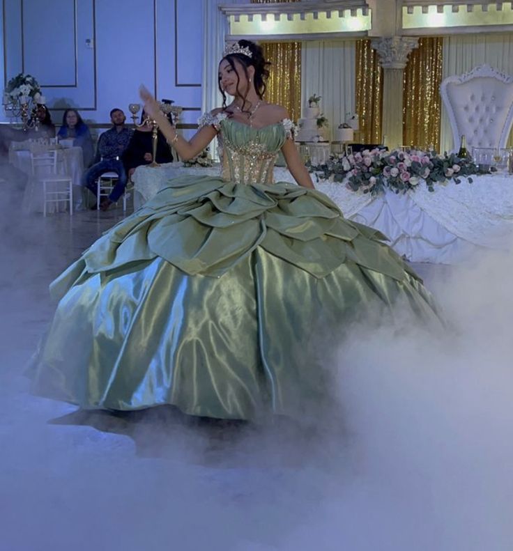 Nature Theme Quinceanera, Tiana Quince Dress, Princess And The Frog Quinceanera Theme Dress, Princess And The Frog Sweet 15, Green Debut Dress, Princess And The Frog Quince Dress, Sweet 16 Dresses Green, Light Green Quince Dress, Princess And The Frog Sweet 16 Dress