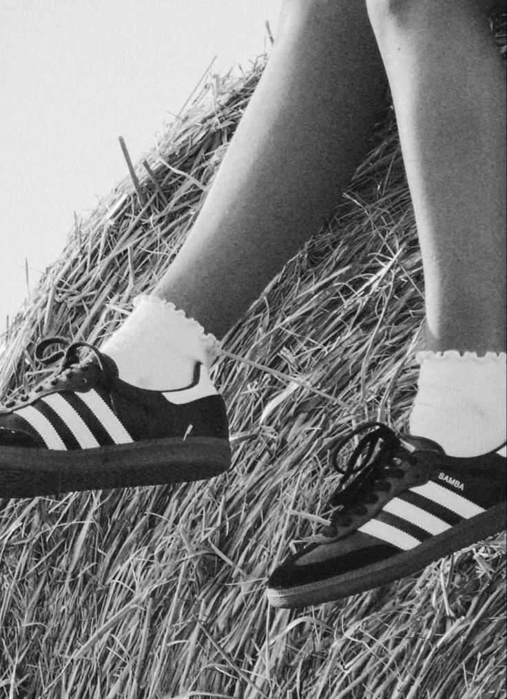 Black And White Vibes, White Samba, Adidas Aesthetic, Samba Black, Samba Gazelle, Adidas Samba Black, Aesthetic Black And White, 2024 Wishlist, Black And White Shoes