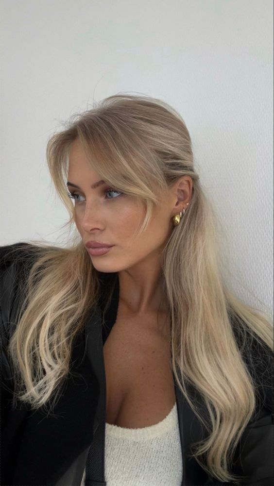 Hair Inspo 2023 Blonde, Natural Light Blonde Balayage, Dimensional Blonde With Bangs, Blonde Airtouch Hair, Candace Swanepoel Hair, Long Hair With Layers And Curtain Bangs Brunettes, Curtain Bangs With Braids, 2023 Haircuts For Women Long, Long Hair With Short Curtain Bangs