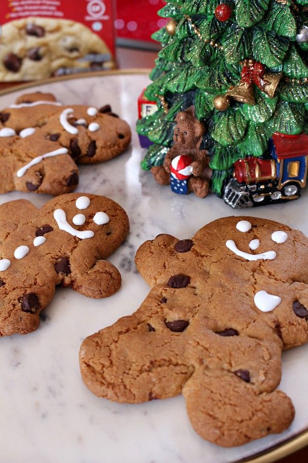 some cookies are on a plate next to a christmas tree