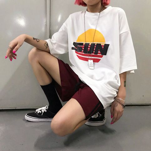 Harajuku SUN Printed Oversized Tee Boyish Outfits, Harajuku Fashion Street, 80s Fashion, Oversized Tee, Grunge Fashion, Look Chic, Aesthetic Outfits, Aesthetic Clothes, Streetwear Fashion