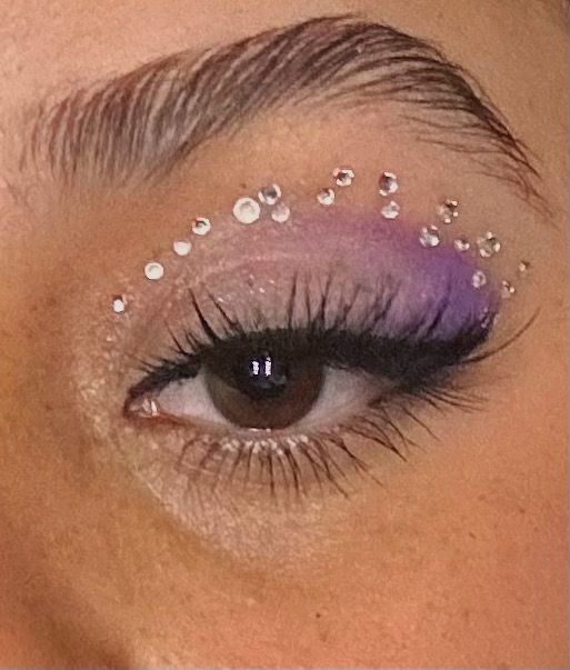 #euphoria #euphoriamakeup #makeup #purple #eyeshadow #eyemakeup #rhinestones #rhinstone #mua #cute #glittermakeup #makeuptutorial #fashion #aesthetic #makeupartist #makeuplover #purplemakeup Olivia Rodrigo Purple Makeup, Olivia Rodrigo Guts Tour Makeup Ideas, Olivia Rodrigo Concert Hair Ideas, Purple Eye Makeup With Gems, Eras Tour Makeup Ideas Speak Now, Olivia Rodrigo Makeup Looks Guts Tour, Olivia Rodrigo Inspired Makeup, Olivia Rodrigo Makeup Looks Guts, Homecoming Makeup Purple