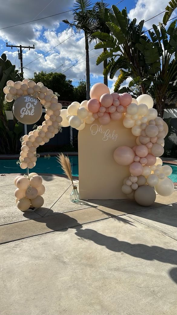 balloons are arranged in the shape of an arch for a baby shower