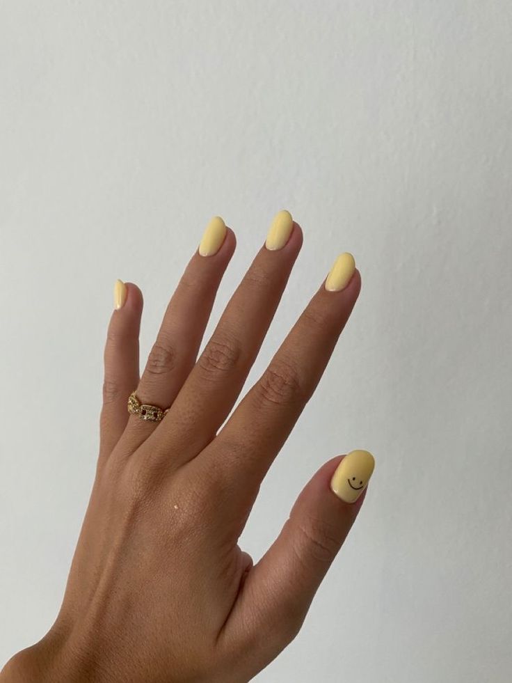 Smiley Face Yellow Nails, Yellow Happy Face Nails, Pastel Yellow Summer Nails, Summer Nails Yellow Pastel, Yellow Smiley Nails, Uñas Happy Face, Nails With Happy Face, Yellow Heart Nails, Yellow Oval Nails