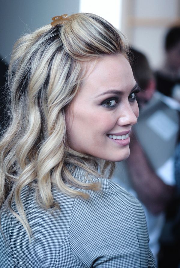 Hilary Duff- Short Hairstyle Bangs Pulled Back Hairstyles, Bangs Pulled Back, Pull Back Bangs, Hilary Duff Hair, Hairstyle Bangs, Dark Highlights, Bangs Ideas, Pulled Back Hairstyles, Hillary Duff