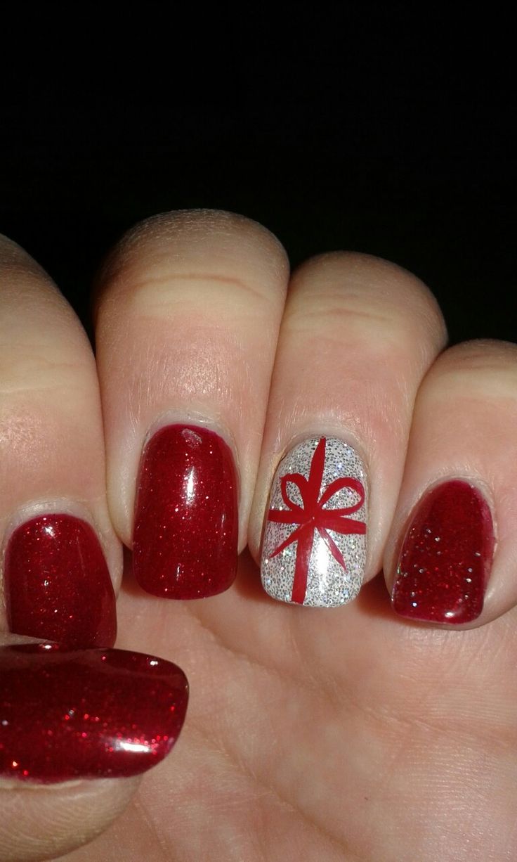 Christmas Biab Nails Red, Christmas Bow Nail Designs, Christmas Red Nails Gel, Christmas Finger Nail Designs, Gold And Red Christmas Nails, Christmas Nail Designs For Short Nails, Green And Red Nails Christmas, Christian Christmas Nails, Subtle Christmas Nails Simple