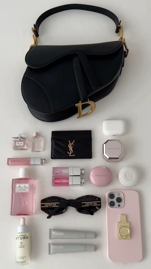 It Girl Bag, All The Aesthetics, Environment Background, Everyday Bag Essentials, What's In My Purse, Iphone Magsafe, School Bag Essentials, Chic Crossbody Bag, Inside My Bag