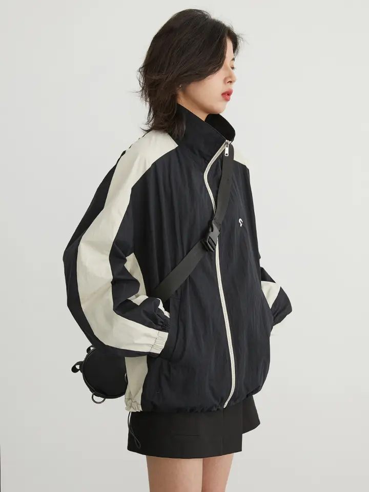 Acubi Windbreaker, Wind Breaker Jacket Outfit Aesthetic, Sporty Fashion Aesthetic, Windbreaker Jacket Outfit Aesthetic, Wind Breakers Outfits, Acubi Sportswear, Wind Breaker Outfit Aesthetic, Sport Jacket Outfit Women, Windbreaker Outfit Aesthetic