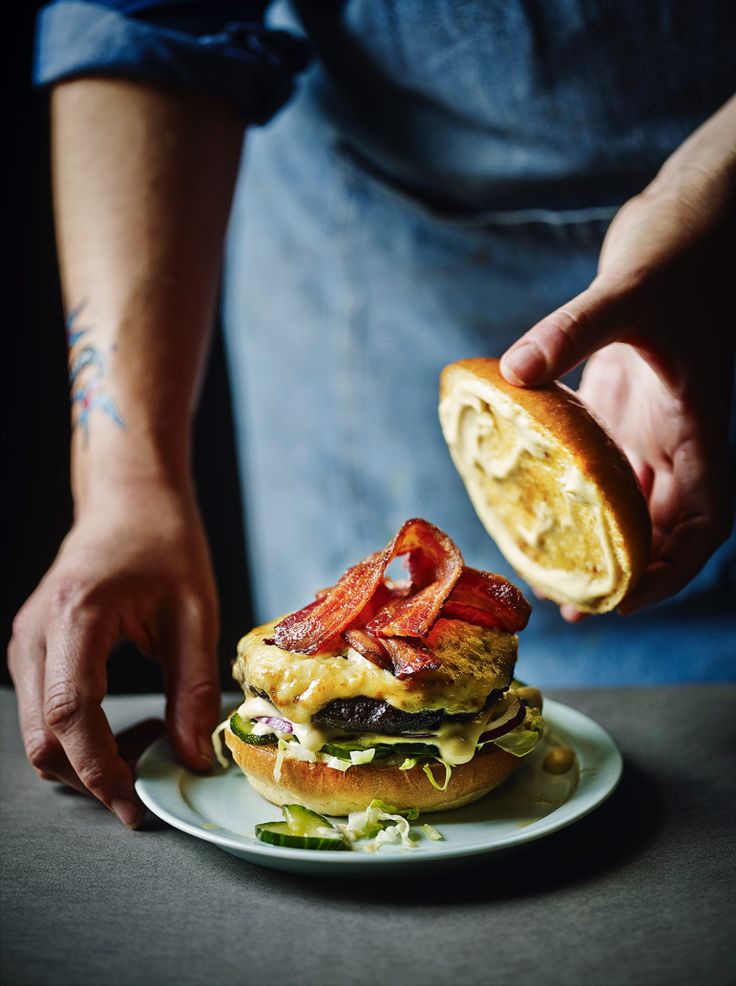 Burger and chef by Martin Poole Rarebit Sauce, Byron Burger, Ayam Bakar, Restaurant Photography, Burger Buns, Burger Recipes, Photographing Food, Beautiful Food, Chicken Burgers