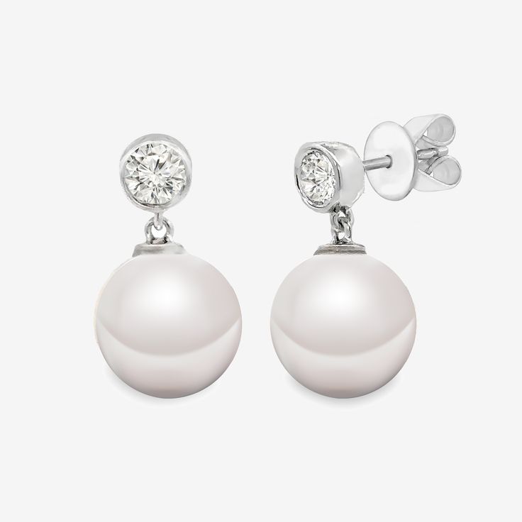 Add a touch of sheer elegance with our pearl drop earrings. The bezel-set round brilliant-cut diamond solitaire will catch the eye, while the pearl drop adds a classic touch. Handcrafted in 14K yellow or white gold, they are perfect for any occasion. Natural Freshwater Pearls: 8.5-9mm Natural Diamonds: 0.25ctw 14K Yellow or White Gold Length: 1/2 Inch The Pearl, Bezel Diamond, Pearl Drop Earrings, Pearl Drop, Round Brilliant Cut Diamond, Diamond Solitaire, Bezel Setting, The Eye, Round Brilliant