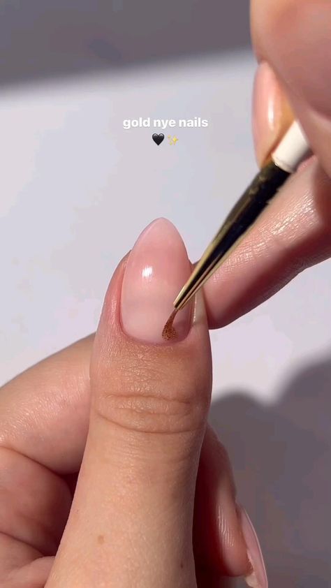 Puffy Wallpaper, Golden Nail Art, Shellac Nail Designs, Quick Nail Art, Paint Nail, Colour Fashion, Nail Art Diy Easy, Nail Art Designs Images, New Nail Art Design