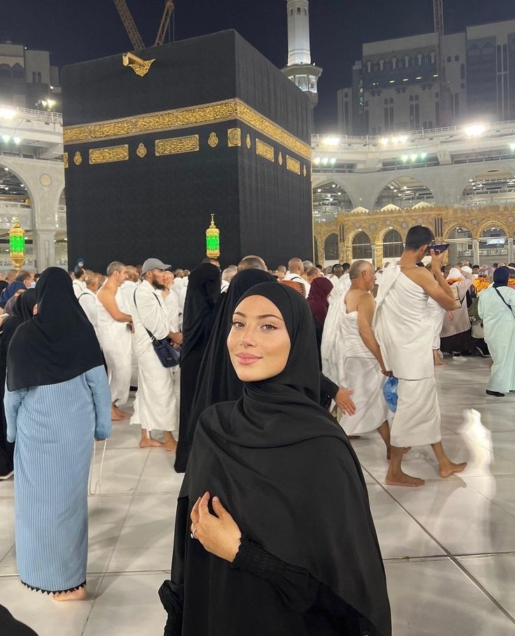 Umroh Outfit, Mecca Medina, Hoodie Outfit Casual, Islamic Aesthetic, Modest Outfits Muslim, Photo Hijab, Abaya Outfit, Moroccan Clothing, Stylish Hijab