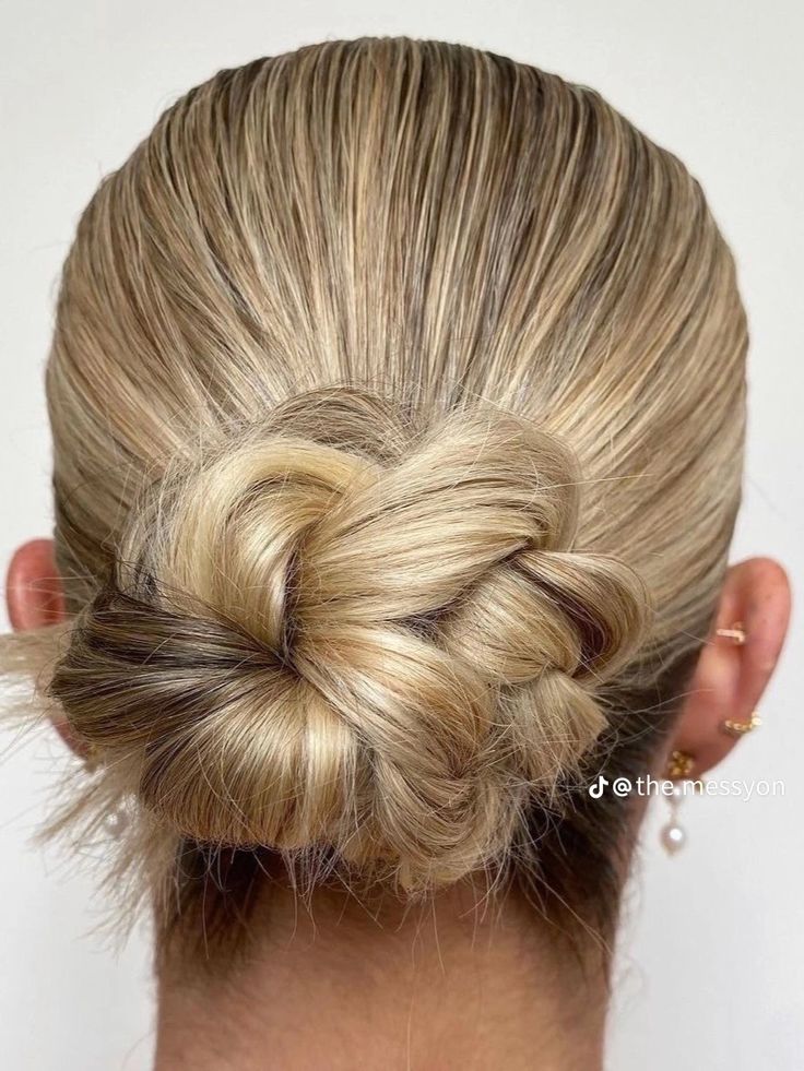 Perfume Floral, Vogue Beauty, Braided Bun, Dream Hair, Hairstyles For School, Aesthetic Hair, Up Girl, Hair Updos, Bun Hairstyles