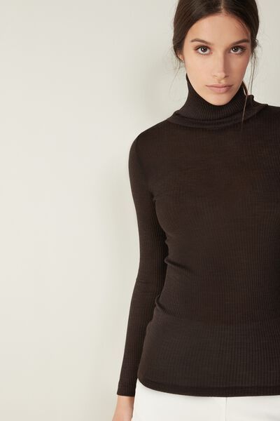 Long-sleeve high-neck tubular top made from a wool-silk blend. Winter Fine Knit Mock Neck Top, Winter Fine Knit High Neck Mock Neck Top, Elegant Stretch Mock Neck Top For Winter, Elegant Winter Mock Neck Top With Stretch, Chic High Neck Fine Knit Turtleneck, Chic Fine Knit High Neck Turtleneck, Elegant High Neck Tops For Winter, Fitted Fine Knit High Neck Turtleneck, Fitted Fine Knit Turtleneck