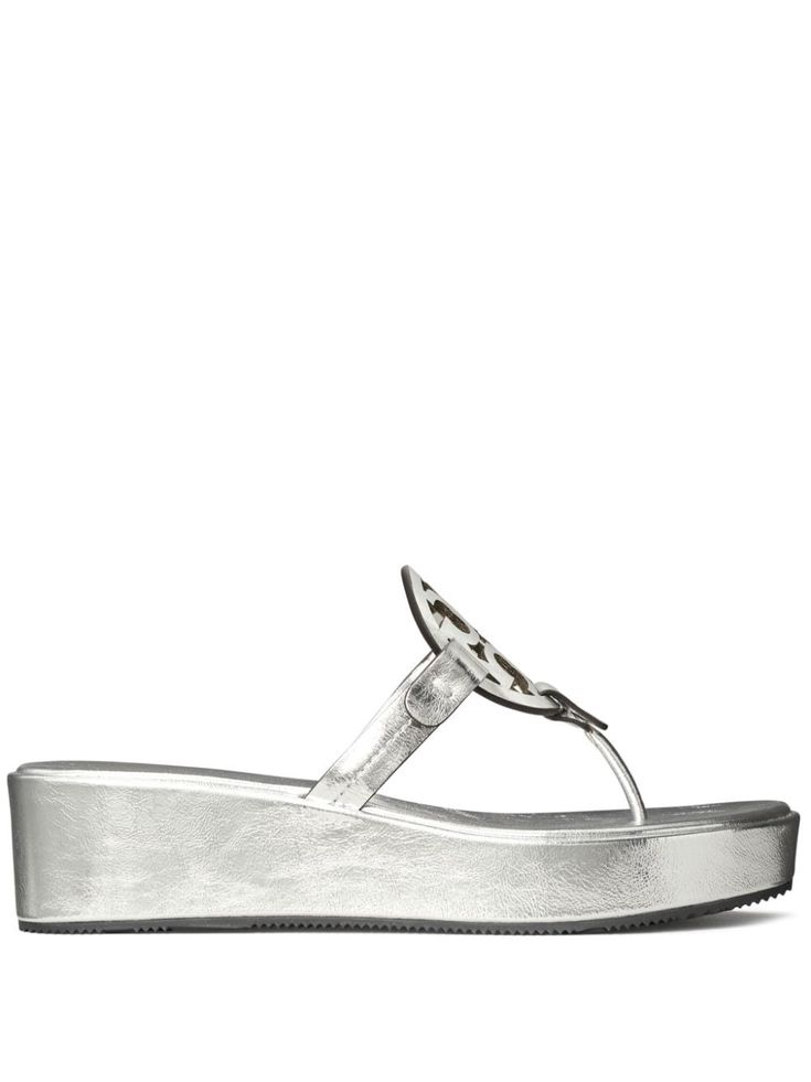 silver-tone leather metallic effect signature Double T motif round open toe slip-on style thong strap branded footbed low wedge heel flat sole Low Heel Wedges, Tory Burch Sandals, Low Wedges, Briefcase For Men, Tory Burch Miller, Boot Pumps, Footwear Design Women, Cleanser And Toner