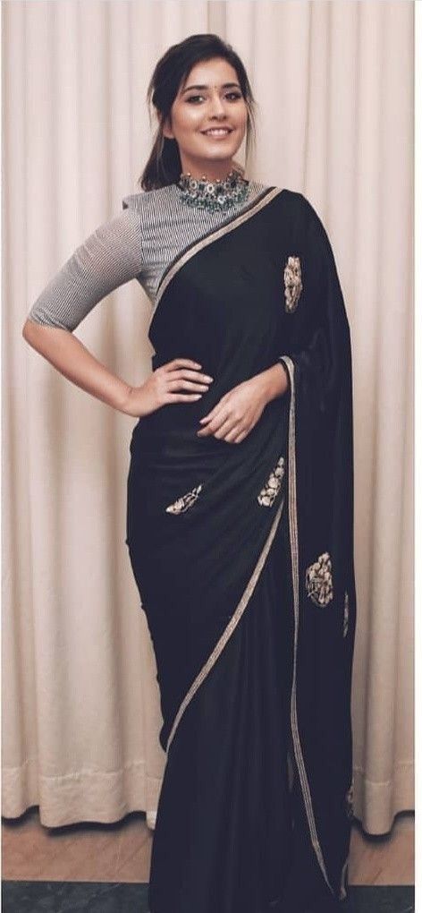 Ashuuu New Model Fancy Sarees, Saree Ideas For Graduation Day, Black Sari Pose, Fancy Saree Poses, Photo Poses For Saree Look, Farewell Party Saree Ideas, Saree Posing Ideas, Black Saree Poses Photoshoot Ideas, Photo Poses On Saree