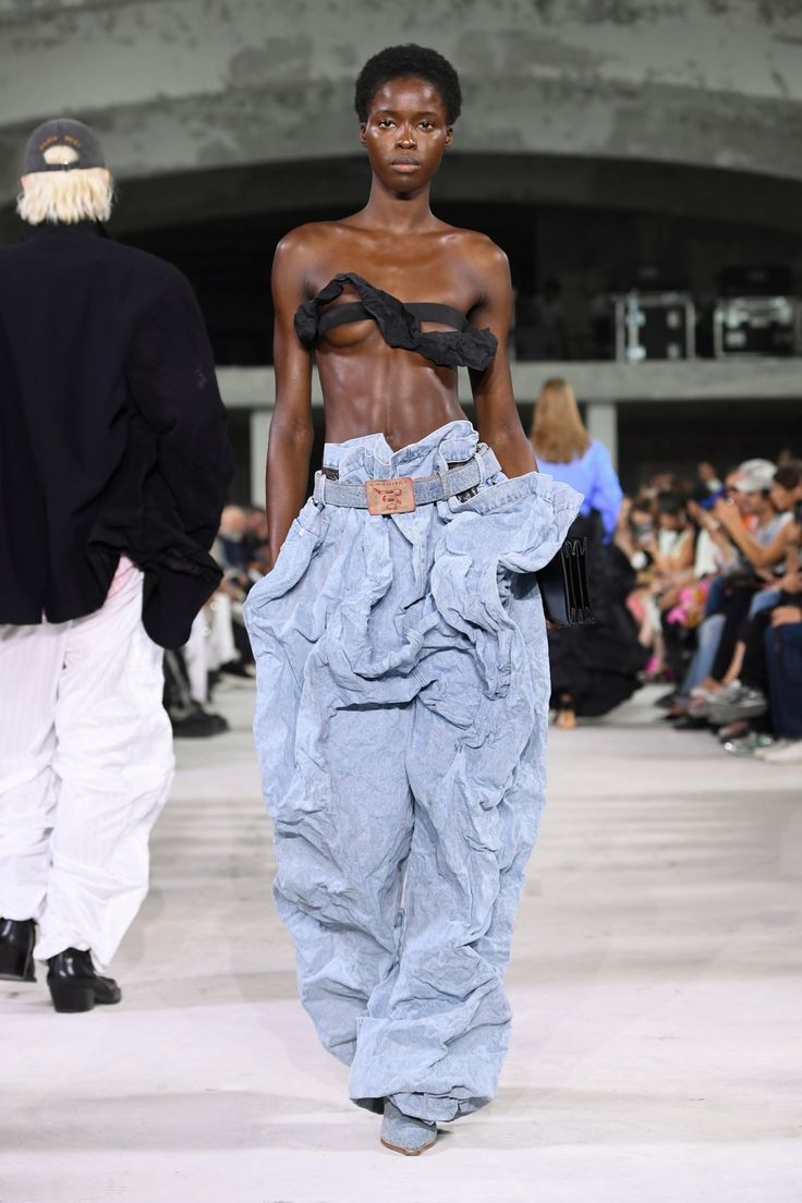 Denim Runway Looks, High Fashion Runway Outfits, Denim Runway, Insane Fashion, Skirt Runway, Runway Denim, High Fashion Streetwear, Denim Couture, Day Clothes