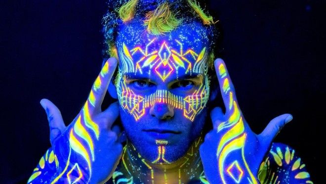 1-award-winning-uv-body-painting-by-andra Uv Body Painting, Neon Face Paint, Body Painting Festival, Neon Makeup, Tattoo Prices, Psy Art, Painting Artist, Neon Party, Illusion Art