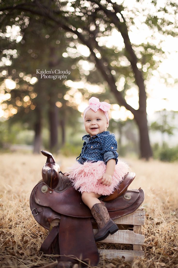 Baby Birthday Pictures, Toddler Cowgirl, 2nd Birthday Pictures, Baby Cowgirl, Cowgirl Photography, Western Names, 6 Month Baby Picture Ideas, Cowgirl Photoshoot, Western Photoshoot