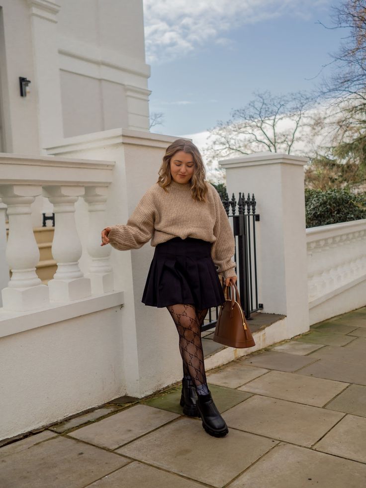 Curvy Winter Outfits, Autumn Outfits Curvy, Skater Skirt Outfit, A Line Skirt Outfits, Short Girl Outfits, Short Skirts Outfits, Plus Size Winter Outfits, Tennis Skirt Outfit, Midsize Outfits