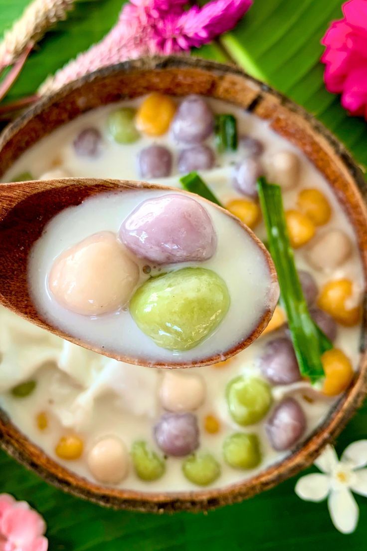 Bua loy, Thai sticky rice dumplings, served in a coconut shell on a banana leaf. Bua Loy, Sticky Rice Balls, Thai Recipes Dessert, Thai Sticky Rice, Rice Dumplings, Recipe Rice, Laos Food, Drink Recipes Nonalcoholic, Foreign Food