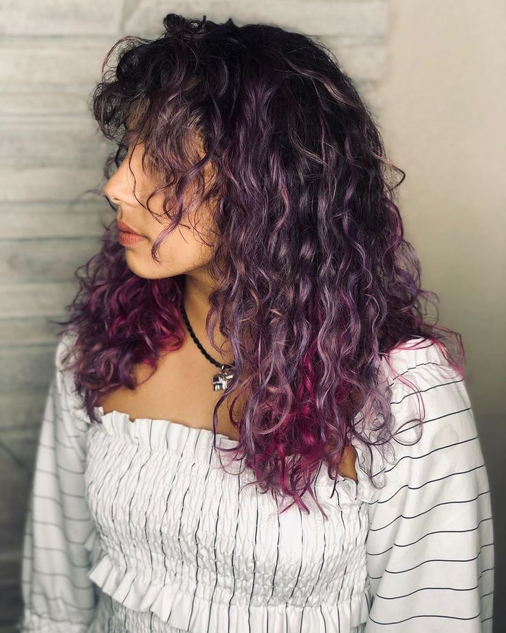 Cabelo cacheado colorido: 50 fotos que vão te fazer querer colorir já! Dyed Curly Hair, Beauty Advisor, Hair Streaks, Colored Curly Hair, Medium Curly Hair Styles, Lavender Hair, Pretty Hair Color, Wavy Curly Hair, Normal Hair