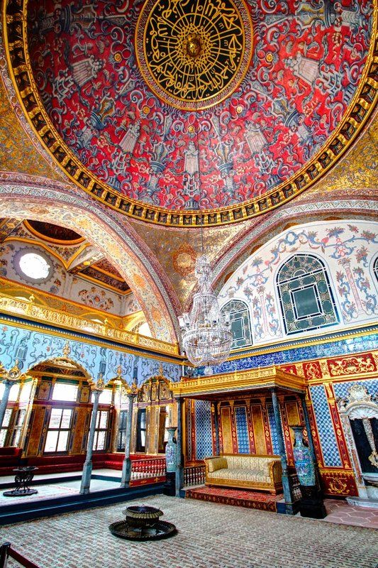 an ornately decorated ceiling in the middle of a room