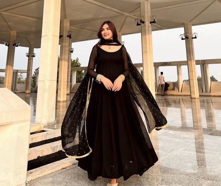 Black Umbrella Kurti, Qawali Night Outfits Black Dress, Black Frock Suit, Simple Anarkali Suits, Black Anarkali Dress, Sari Photoshoot, Eid Ideas, Suit Indian, Dress Sew