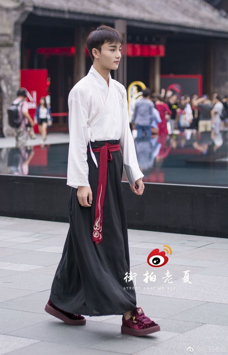 Hanfu Inspired Fashion, Hanfu Street Fashion, Hanfu Street Style, China Outfits Style, Chinese Men Fashion, Chinese Tiktok, Japanese Minimalist Fashion, Street Fashion Men, Traditional Chinese Hanfu