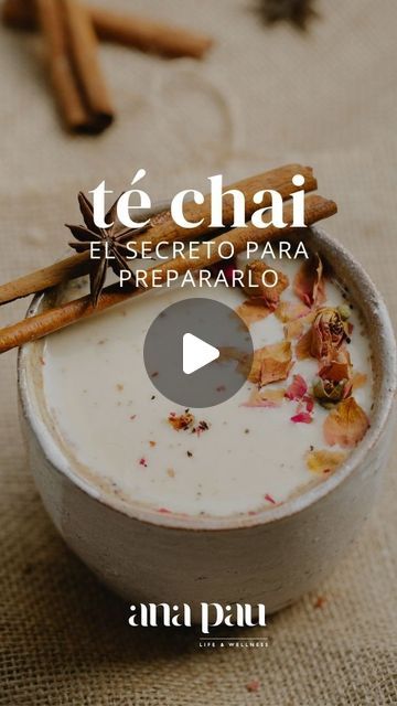 a cup with cinnamon sticks sticking out of it and the words te chai written in spanish