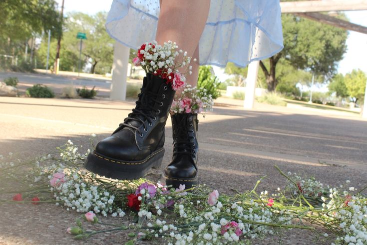 Floral outside photo shoot with doc martens #flower #docmartensoutfits #outside #tattooideas #photoshootideas Doc Martens Outfits, Doc Martens, Winx Club, Combat Boots, The Outsiders, Boots, Floral