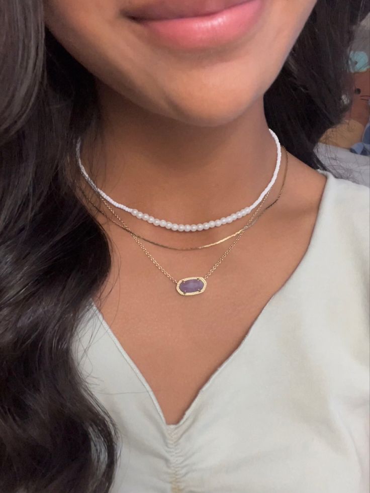 Necklaces For School, Kendra Scott Layering Ideas, Kendra Scott Outfit Ideas, How To Layer Kendra Scott Necklaces, Kendra Scott Elisa Necklace Outfit, Kendra Scott Necklace Aesthetic Layering, How To Style Kendra Scott Necklace, Kendra Scott Stacked Necklaces, Kendra Scott Layered Necklaces