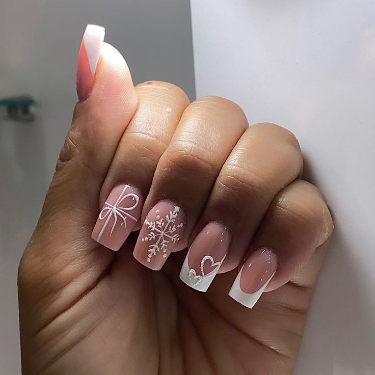 Short French Tip Christmas Nails, Xmas Nails Pink, Short Nail Christmas Designs, Short Acrylic Nails Christmas, Christmas Nail Ideas Short, Short Christmas Acrylic Nails, Short Xmas Nails, Christmas Nails French Tip, Noel Nails