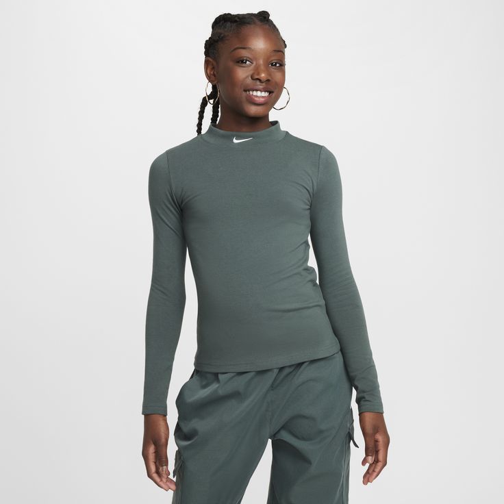 Some might see this stretchy, long-sleeve top as basic. But not us. We see it as being full of potential. Its lightweight fabric pulls sweat away from your skin to help you stay dry. Plus, the mock-neck design and form-fitting cut make layering a breeze, giving you plenty of ways to play with your style. Spring Sporty Long Sleeve Top With Thumbholes, Sporty Long Sleeve Top With Thumbholes For Spring, Nike Workout Tops For Fall, Nike Workout Tops For Winter, Casual Stretch Long Sleeve Sports Top, Nike Winter Workout Tops, Winter Workout Nike Tops, Long Sleeve Sportswear Tops For Spring, Basic Nike Tops For Fall