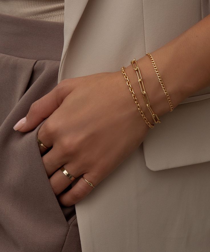 Minimalist Accessories Jewellery, Simplistic Jewelry, Permanent Jewelry, Minimalist Accessories, Luxe Jewelry, Jewelry Accessories Ideas, Gold Bracelet For Women, Jewelry Fashion Trends, Classy Jewelry