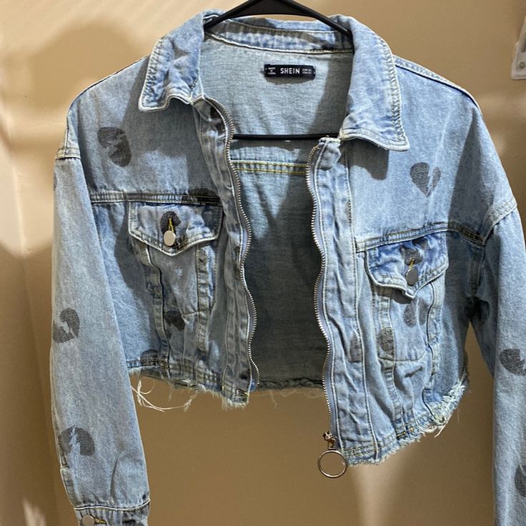 Never Worn Fitted Casual Cropped Jacket For Streetwear, Casual Fitted Cropped Jacket For Streetwear, Edgy Cropped Outerwear With Pockets, Casual Cropped Outerwear For Streetwear, Shein Jackets, Cropped Jean Jacket, Crop Jean Jacket, Jean Jackets, Cropped Jeans