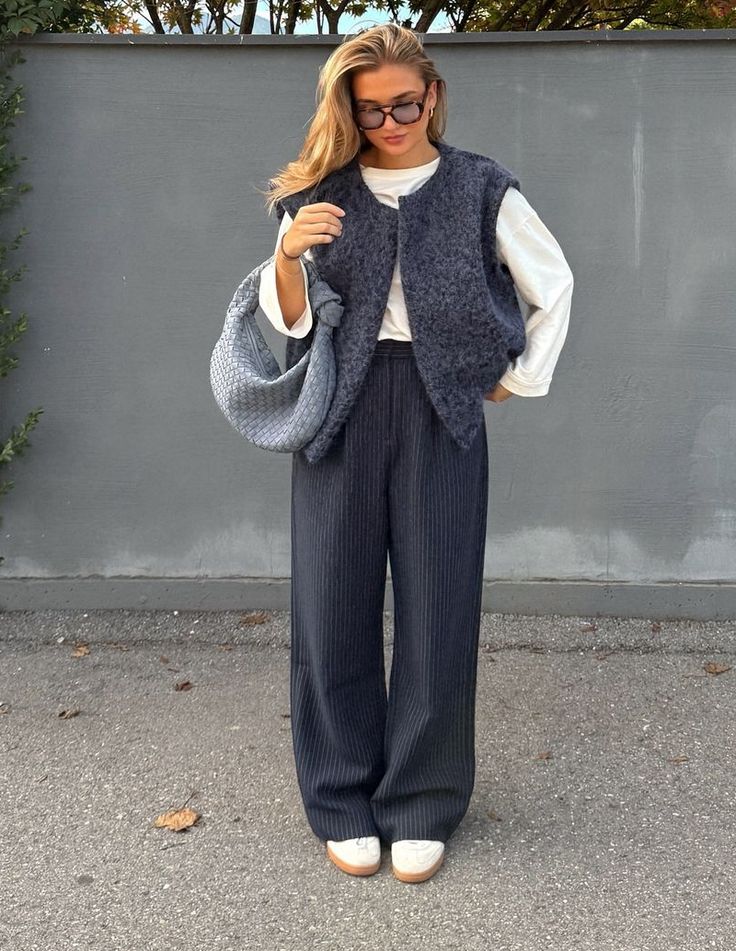 Chic School Outfits, Wool Vest Outfit, Grey Wool Vest, Outfits For Cold Weather, Vest Outfit Women, Statement Fashion, Street Style Edgy, Grey Vest, Wool Vest