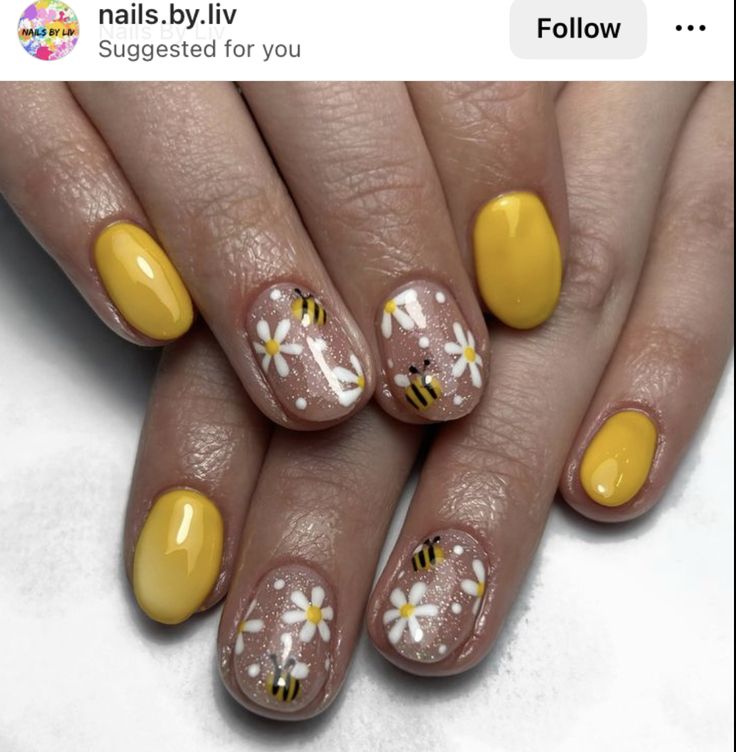 Simple Bee Nails, Bee Nails Design, Honey Bee Nails, Bee Almond Nails, Bumblebee Nails, Spring Nails Bumble Bees, Bee Nail Designs, Yellow Bumble Bee Nails, Yellow Nails With Bee Design