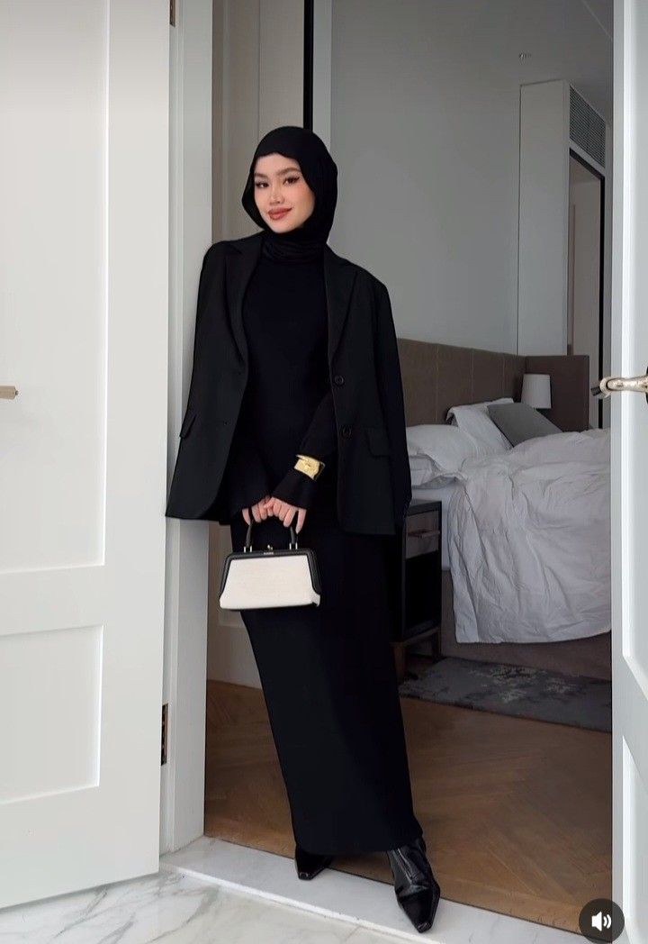 Black Tie Hijab Outfit, Dark Hijabi Outfits, Date Night Hijab Outfit, Black Suit Skirt Outfit, All Black Hijabi Outfits, All Black Elegant Outfit Classy, Old Money Muslim Outfit, Old Money Outfit Women Hijab, Old Money Aesthetic Hijab