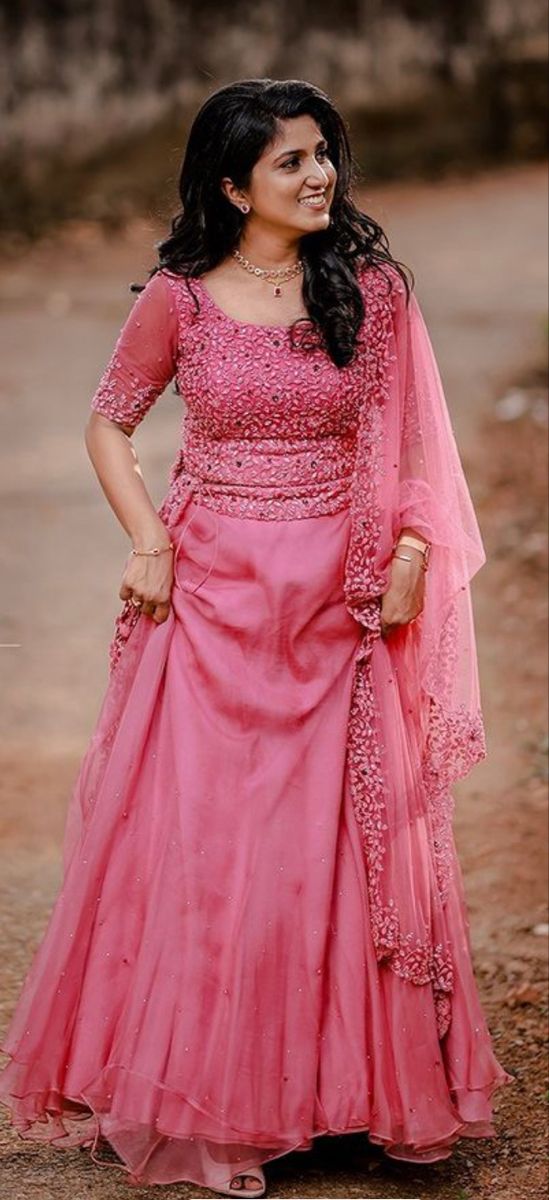 Engagement Lehenga Kerala Bride, Simple Lehenga Designs For Engagement, Legenga Photo Poses, Poses With Lehenga At Home, Party Wear Churidar Designs Kerala, Kerala Lehenga Designs, Marriage Function Dresses For Women, Kerala Bridal Blouse Designs, Kerala Lehenga