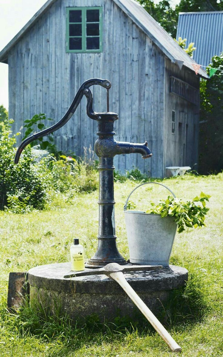 an old fashioned water pump in the yard