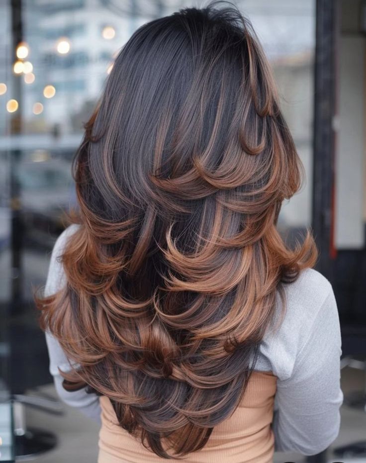 Butterfly Haircut With Brown Highlights, Hair Cut With Layers And Curtain Bangs, Inside Highlights Hair, Butterfly Haircut Lots Of Layers, Curled Butterfly Haircut, Back Of Butterfly Haircut, Long Layer Hair Cuts For Women, Cute Haircuts For Black Hair, Haïr Style For Women