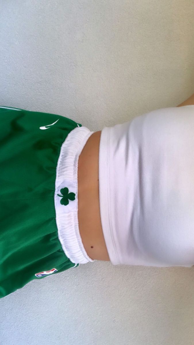 #celtics #basket #basketball Boston Celtics Outfit Woman, Celtics Outfit Women, Celtics Game Outfit Women, Celtics Outfit, Boston Celtics Outfit, Basketball Shorts Outfit, Boston Celtics Shorts, Woman Streetwear, Dr Wardrobe