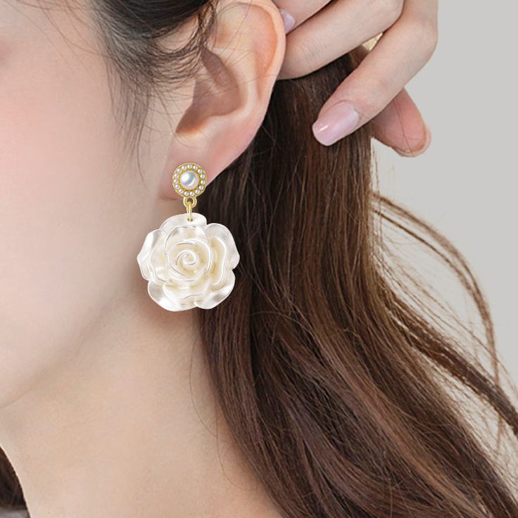 A white camellia hangs underneath the pearl earrings. As the body swings, it seems that the elegant and charming floral fragrance is blowing towards her face. This is a charming pearl earring that is versatile and fashionable. Please wear it to meet the most beautiful yourself. Style: Women Needle: 925 Silver Pearl Type: Uncultured Pearl Color: White Pearl Shape: Round Earring Size: 4.1*2.9cm Delicate Pearl White Flower Earrings For Pierced Ears, Feminine Flower Drop Earrings With Pearl Drop, Elegant Rose Flower Earrings For Wedding, Wedding Rose Design Flower Earrings, Pearl White Flower Drop Earrings, White Pearl Flower Earrings, Feminine White Flower Earrings With Pearl Drop, Feminine Pearl White Earrings, Pearl White Flower Earrings