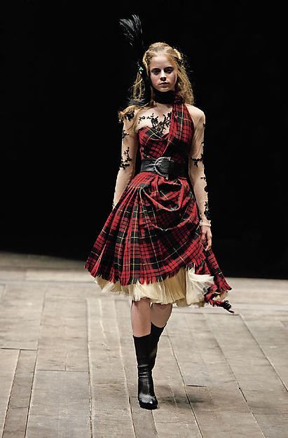 Widows of Culloden [Collection]- Alexander McQueen. Fall/winter 2006-07. wool/silk/metal/leather. The Metropolitan Museum of Art Traditional Scottish Dress, Scottish Dress, Costume Carnaval, Tartan Fashion, Savage Beauty, Robes Vintage, Mcqueen Fashion, Tartan Dress, Friend Pictures