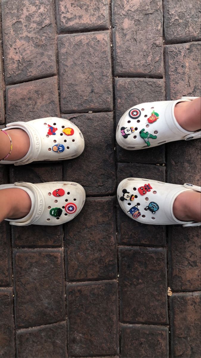 Disney Crocs Jibbitz, Disney Crocs Shoes, Disneyland 2024, Crocs With Charms, Disney Crocs, Crocs Ideas, White Crocs, Crocs Jibbitz, Disney Shoes