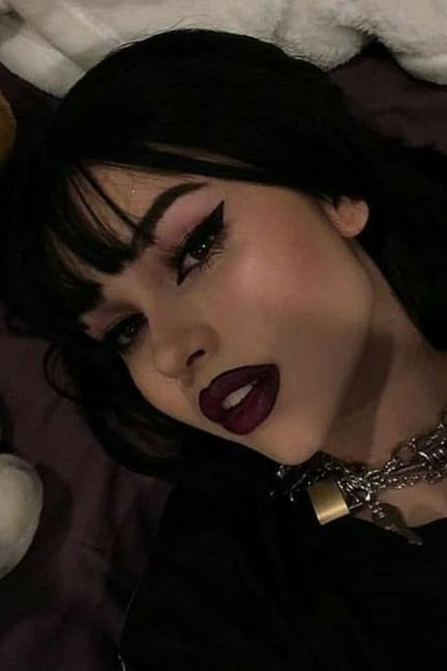 Aesthetic Dark Makeup, Vamp Makeup, Y2k Makeup Looks, Maquillage Goth, Feminine Makeup, Dark Makeup Looks, Lights For Christmas, Y2k Makeup, Vampire Makeup